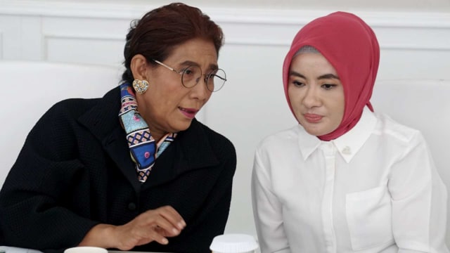 Menteri Kelautan dan Perikanan Susi Pudjiastuti dan Direktur Utama Pertamina Nicke Widyawati meyampaiakan keterangan pers tentang penanganan tumpahan minyak (Oil Spill) di perairan Karawang. Foto: Iqbal Firdaus/kumparan