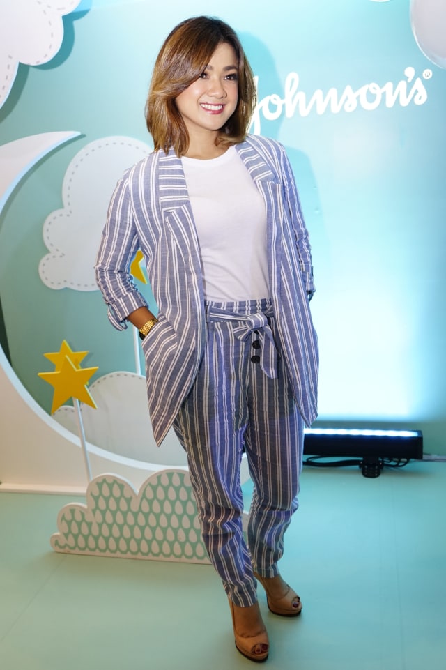 Artis Nirina Zubir saat hadir di peluncuran produk bayi di Mal Kota Kasablanka, Jakarta, Kamis, (1/8). Foto: Ronny/kumparan