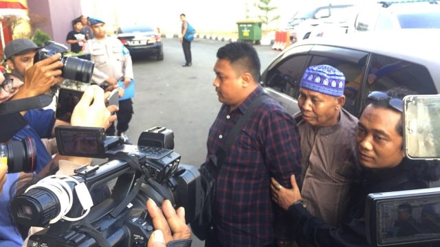 Abah Gandrong (kedua dari kanan) didampingi keluarganya tiba di Polres Metro Jakarta Pusat. Foto: Andesta Herli Wijaya/kumparan