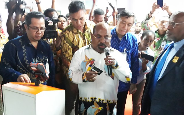 Gubernur Papua, Lukas Enembe saat memperlihatkan kartu pembayaran non tunai untuk retribusi di Jalan Ringroad Kota Jayapura. (Foto Imelda)