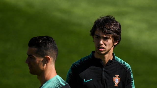 Joao Felix dan Cristiano Ronaldo dalam sebuah sesi latihan Timnas Portugal. Foto: AFP/Patricia de Melo Moreira