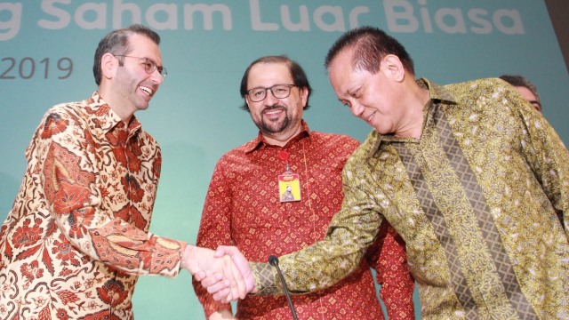 Ahmad Abdulaziz Al Neama (kiri) dan Chris Kanter (kanan) berjabat tangan dalam RUPLSB Indosat Ooredoo. Foto: Indosat Ooredoo