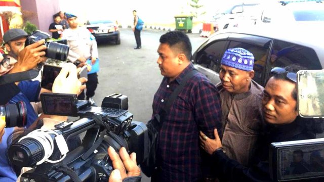 Abah Grandong (kedua kanan) didampingi keluarganya tiba di Polres Metro Jakarta Pusat. Foto: Andesta Herli Wijaya/kumparan