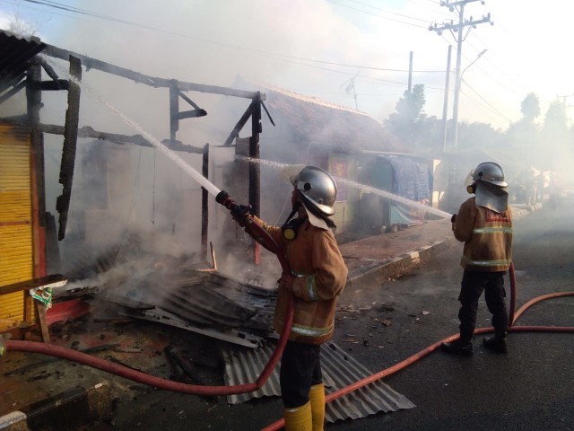Akibat korsleting aliran listrik, mesin pengisi BBM otomatis atau Pom Bensin Mini (Pertamini) terbakar. Pertamini tersebut berada di pinggir jalan raya Kuningan-Majalengka. (Andry)