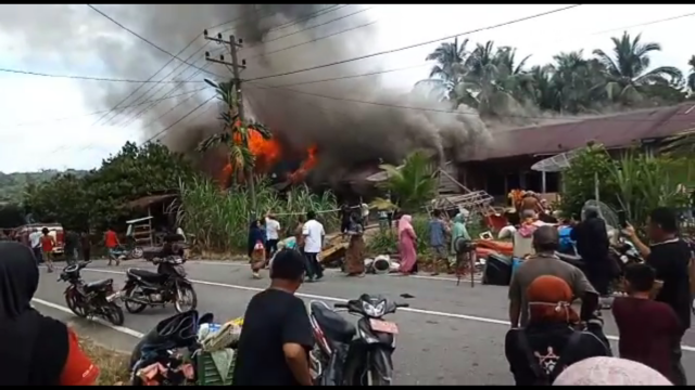 Kebakaran rumah di Desa Bulusema, Aceh Singkil. Foto: Ist 