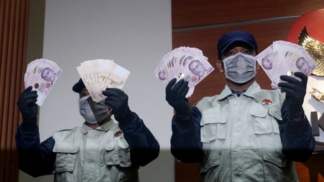 Petugas Komisi Pemberantasan Korupsi (KPK) menunjukkan barang bukti OTT Angkasa Pura II di Gedung KPK. Foto: Fanny Kusumawardhani/kumparan