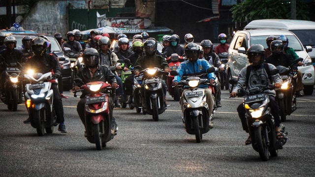 Suasana lalu lintas yang dipadati pengguna motor. Foto: Nugroho Sejati/kumparan
