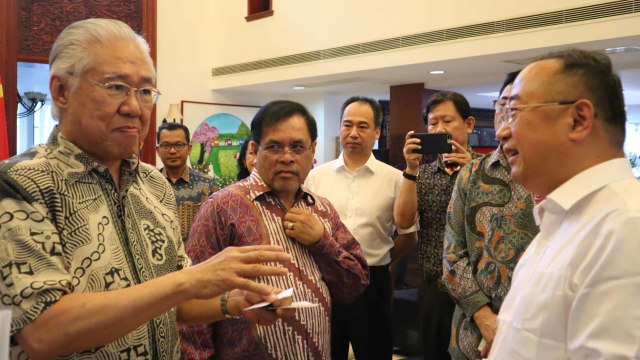 Menteri Perdagangan RI Enggartiasto Lukita (kiri) didampingi Duta Besar RI untuk China Djauhari Oratmangun berdialog dengan pengusaha asal China di sela-sela jamuan makan malam di Wisma Duta KBRI Beijing, Kamis (1/8). Foto: ANTARA FOTO/M. Irfan Ilmie