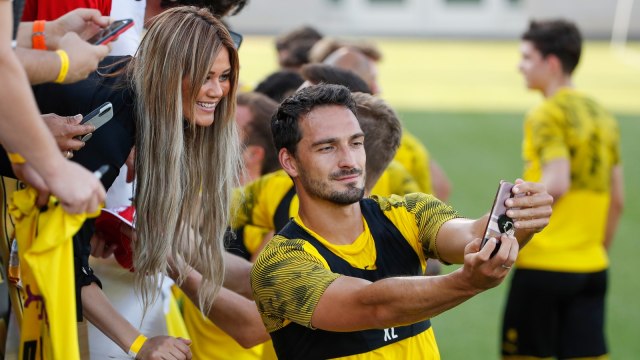 Mats Hummels berswafoto bersama seorang wanita penggemar di Amerika Serikat. Foto: AFP/Kamil Krzaczynski