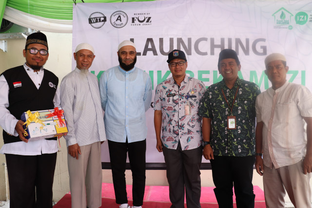 Dok. Tengah baju koko biru, dr. Zaidul Akbar, tengah baju batik bertopi, Sekertaris Camat Kecamatan Kramat Jati, Budi Awaludin, baju batik hijau tua, Dirut IZI, Wildhan Dewayana, baju koko panjang peci putih, Dewan Syuro PBI, Kathur Mujadi.