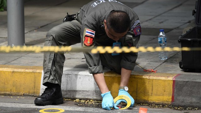 Polisi berjaga di tempat ledakan di Bangkok, Jumat (2/8). Foto: AFP/Lillian SUWANRUMPHA