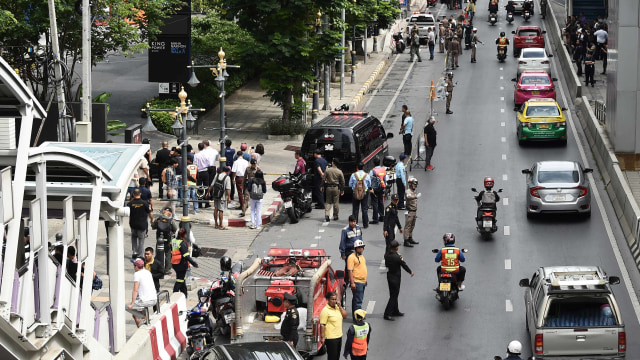 Sejumlah warga dan polisi berkumpul di tempat ledakan di Bangkok, Jumat (2/8). Foto: AFP/Lillian SUWANRUMPHA