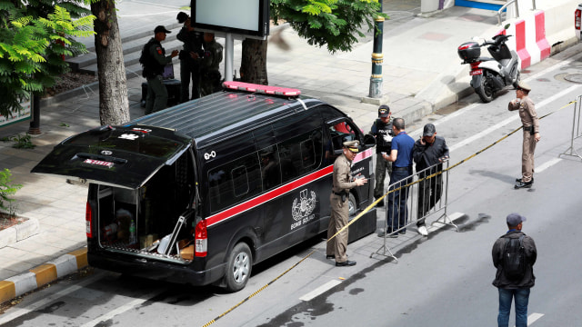 Polisi berjaga di tempat ledakan di Bangkok, Jumat (2/8). Foto: REUTERS/Soe Zeya Tun