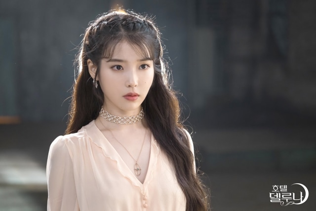 Pesona IU di serial televisi Hotel Del Luna. Foto: TVN