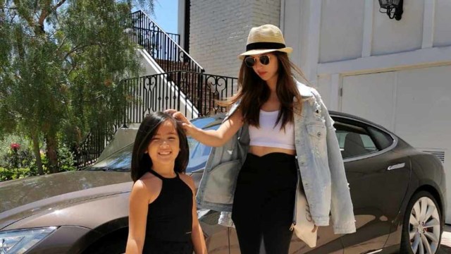 Nia Ramadhani dan putri sulungnya, Mikha. Foto: Instagram @ramadhaniabakrie