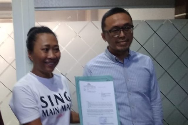 Ni Luh Jelantik saat menyampaikan laporan ke Polda Bali (dok.kanalbali)