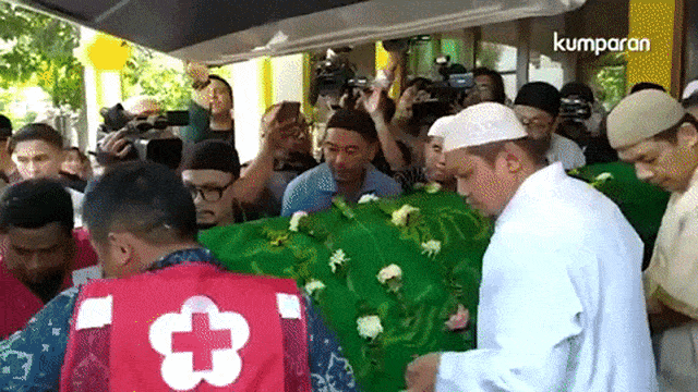 Jenazah Agung Hercules siap diberangkatkan ke peristirahatan terakhirnya di Cikutra, Bandung, Jumat (2/8) Foto: Rachmadi Rasyad/kumparan