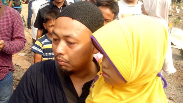 Rico dan Kayla, suami dan anak Fatmawati, korban meninggal kecelakaan truk menimpa mobil di Tangerang. Foto: Maulana Ramadhan/kumparan