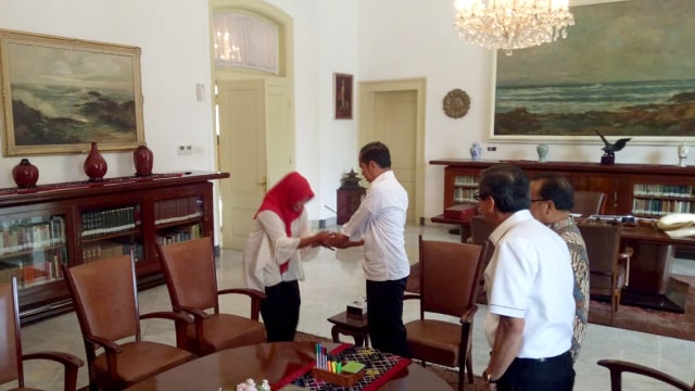 Menteri Hukum dan HAM Yasonna Laoly menyerahkan salinan keppres amnesti pada Baiq Nuril. Foto: Fahrian Saleh/kumparan