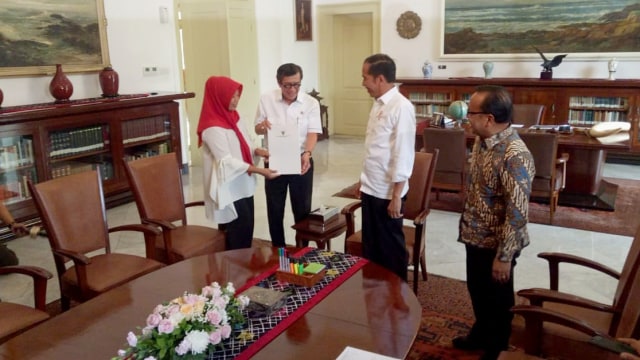 Menteri Hukum dan HAM Yasonna Laoly menyerahkan salinan keppres amnesti pada Baiq Nuril. Foto: Fahrian Saleh/kumparan