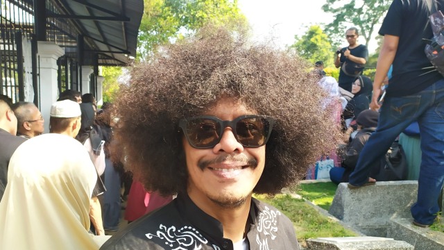 Eddi Brokoli mengantarkan kepergian Agung Hercules menuju peristirahatan terakhirnya di TPU Cikutra, Kota Bandung, Jumat (2/8). Foto: Rachmadi Rasyad/kumparan