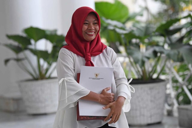 Baiq Nuril Maknun membawa salinan petikan Keppres Amnesti usai bertemu dengan Presiden Joko Widodo di Istana Bogor, Jawa Barat. Foto: ANTARA FOTO/Wahyu Putro A