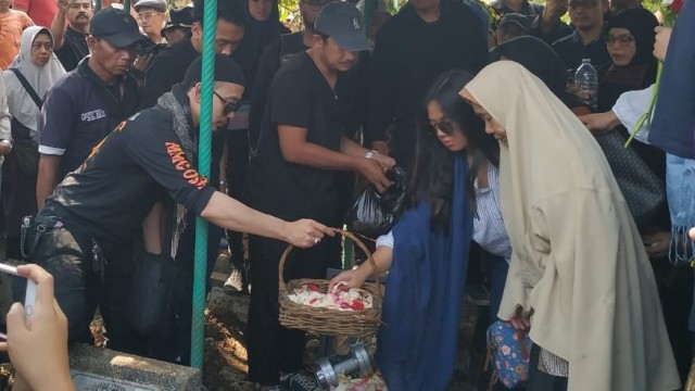 Pemakaman Agung Hercules di TPU Cikutra, Bandung. (Ananda Gabriel)