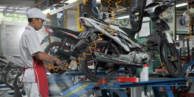 Ilustrasi mekanik sedang melakukan servis motor Foto: Istimewa