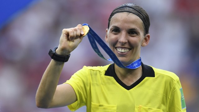 Stephanie Frappart usai memimpin final Piala Dunia Wanita 2019 antara Amerika Serikat dan Belanda. Foto: AFP/Christophe Simon