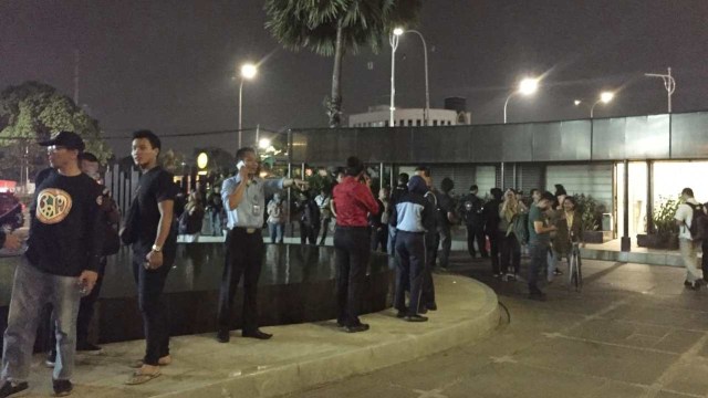 Pewarta yang akan meliput konferensi pers Kimi Hime keluar gedung. Foto: Lutfan Dharmawan/kumparan