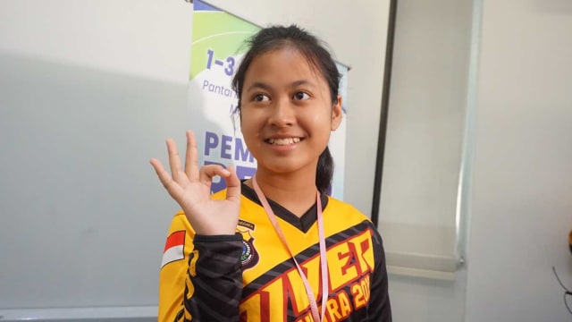 Shinta, penyelam cilik yang ikut pecahkan rekor dunia di Manado. Foto: Darin Atiandina/kumparan