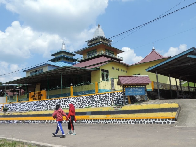 Masjid Jami At-Taqwa berdiri di tepian Sungai Sekadau, Kalimantan Barat. Foto: Dina Mariana