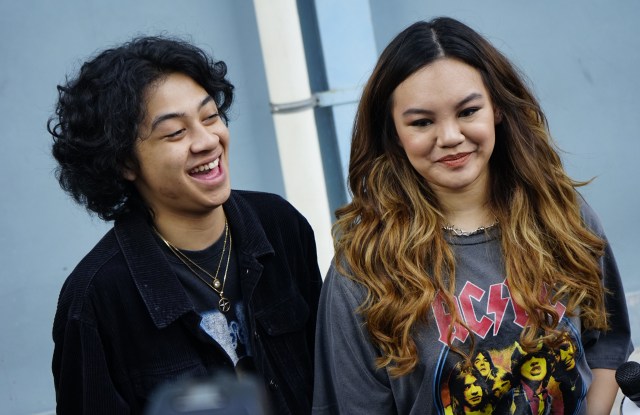 Penyanyi Bastian Steel dan Shafa Harris saat ditemui seusai mengisi acara di studio Trans TV, Jakarta, Jumat, (2/8). Foto: Ronny.