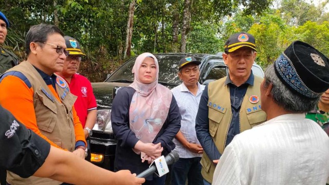 Kepala BNPB Letjen Doni Monardo (kanan) meninjau dampak gempa Banten di Pandeglang. Foto: Dok BNPB