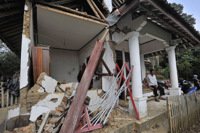 Kondisi rumah yang rusak akibat gempa di Kampung Bojong, Pandeglang, Banten, Sabtu (3/8). Foto: ANTARA FOTO/Weli Ayu Rejeki