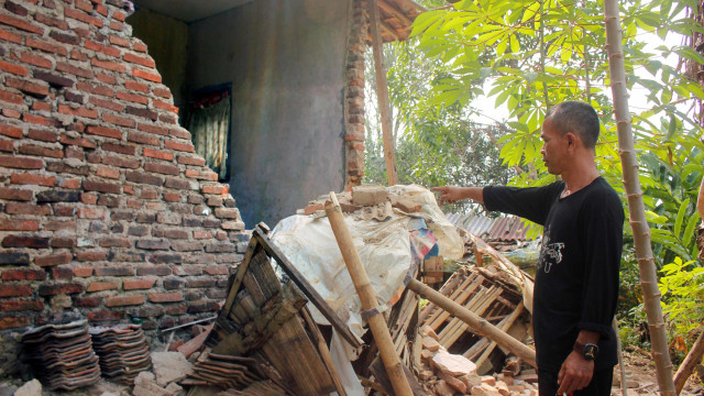 Warga menunjukkan bagian rumah yang rusak akibat gempa di Kampung Bojong, Pandeglang, Banten, Sabtu (3/8). Foto: ANTARA FOTO/Weli Ayu Rejeki