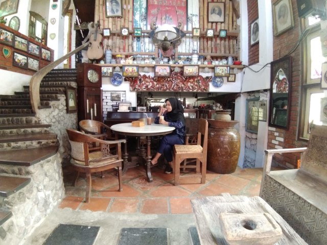 Cafe Loe Min Toe memadukan budaya jawa dan china. Foto : Rezza Do'a Lathanza/tugumalang.id