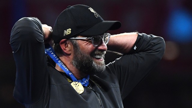 Juergen Klopp dengan medali juara Liga Champions. Foto: AFP/Gabriel Bouys