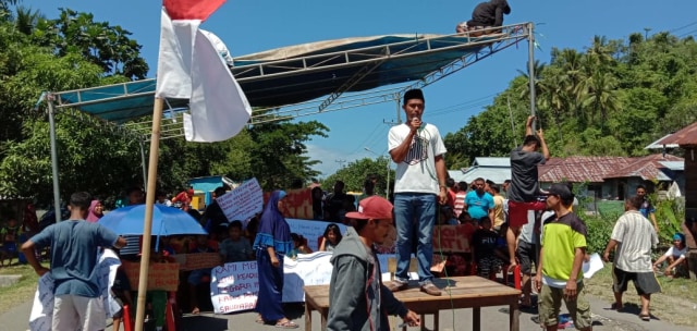 Masyarakat bahkan mendirikan tenda di tengah jalan. Menuntut penangan kasus pembunuhan Kiki diserahkan ke Polda Malut, dan pelaku dihukum mati:  Istimewa