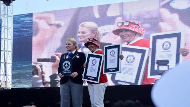 Penyerahan Piagam Rekor Dunia dari GWR untuk Indonesia. Foto: Darin Atiandina/kumparan