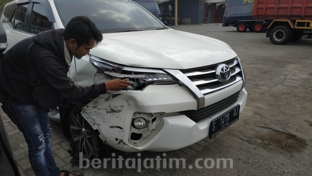 Kendaraan Fortuner yang terlibat tabrak lari di Jalan Raya Pungging-Mojosari, Mojokerto, Sabtu (3/8).