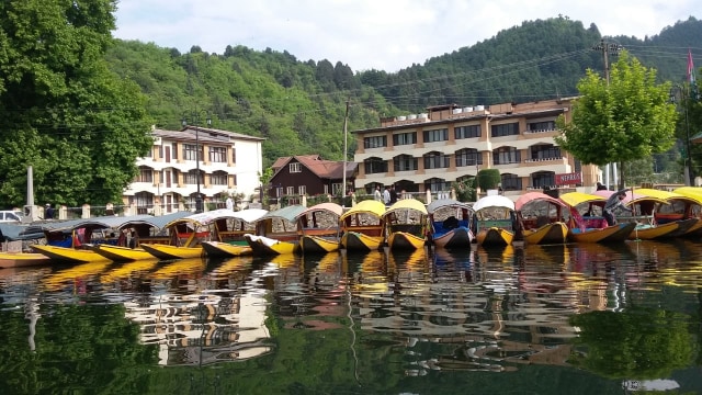 Shikara (perahu) siap membawa pengunjung keliling Danau Dal, Kashmir, India. Foto: Khiththati/acehkini 