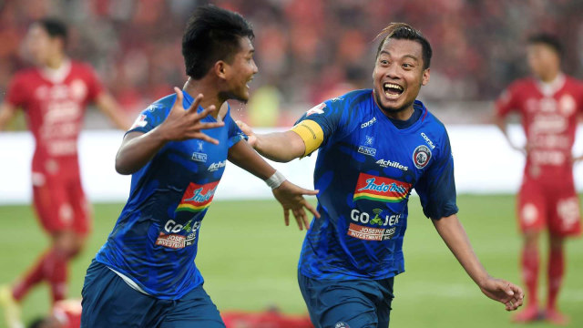 Momen kilas balik: Pemain Arema FC Nur Hadianto (kiri) berselebrasi bersama rekan setimnya, Hamka Hamzah usai membobol gawang klub Persija Jakarta dalam pertandingan lanjutan Liga 1 2019 di Stadion Utama Gelora Bung Karno (SUGBK), Jakarta. Foto: ANTARA FOTO/Aditya Pradana Putra