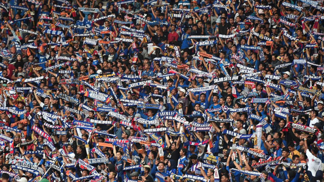 Pendukung Arema FC melakukan koreografi saat melawan Persija Jakarta dalam pertandingan lanjutan Liga 1 2019 di Stadion Utama Gelora Bung Karno (SUGBK), Jakarta. Foto: ANTARA FOTO/Aditya Pradana Putra