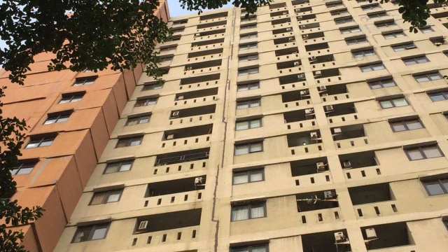 Cat water proof hitam di Apartemen Kebagusan City yang dikira retakan karena gempa di Banten. Foto: Lutfan Darmawan/kumparan