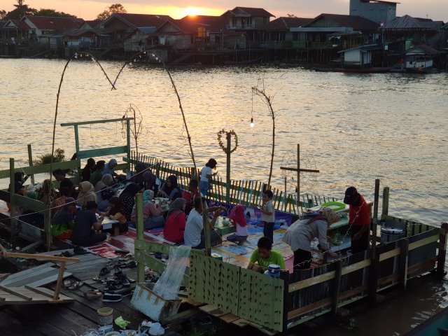 Kafe terapung di Sungai Arut, Kelurahan Raja, Pangkalan Bun. (Foto: Joko Hardyono)