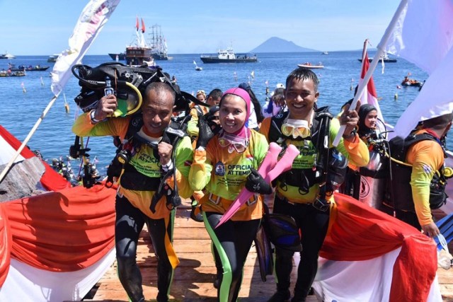 Ketua Bhayangkari Polda Papua, Ny Wati Rudolf Rodja ikut serta dalam memecahkan rekor dunia di Manado. (Dok: Polda Papua) 