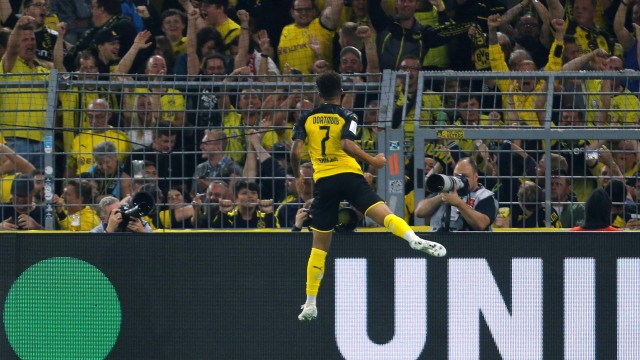 Selebrasi Jadon Sancho setelah mencetak gol ke gawang Bayern Muenchen. Foto: REUTERS/Leon Kuegeler