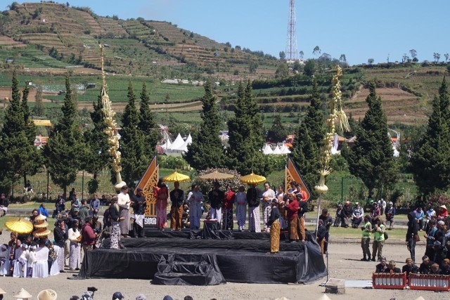 Prosesi Ruwatan Anak Gimbal di Dieng Culture Festival 2019. Foto: Gitario Vista Inasis/kumparan