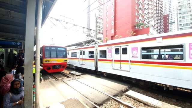 KRL di Stasiun UI mogok karena mati listrik. Foto: Zultan Bareno/kumparan
